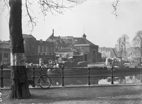 126770 Gezicht op het voormalige waaggebouw (Nieuwekade 4) te Utrecht, vanaf de Bemuurde Weerd O.Z., uit het oosten;